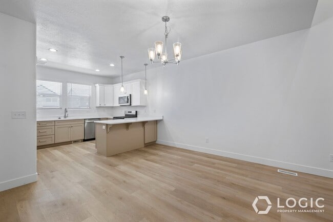Building Photo - Beautiful Townhome in Wonderful Location!