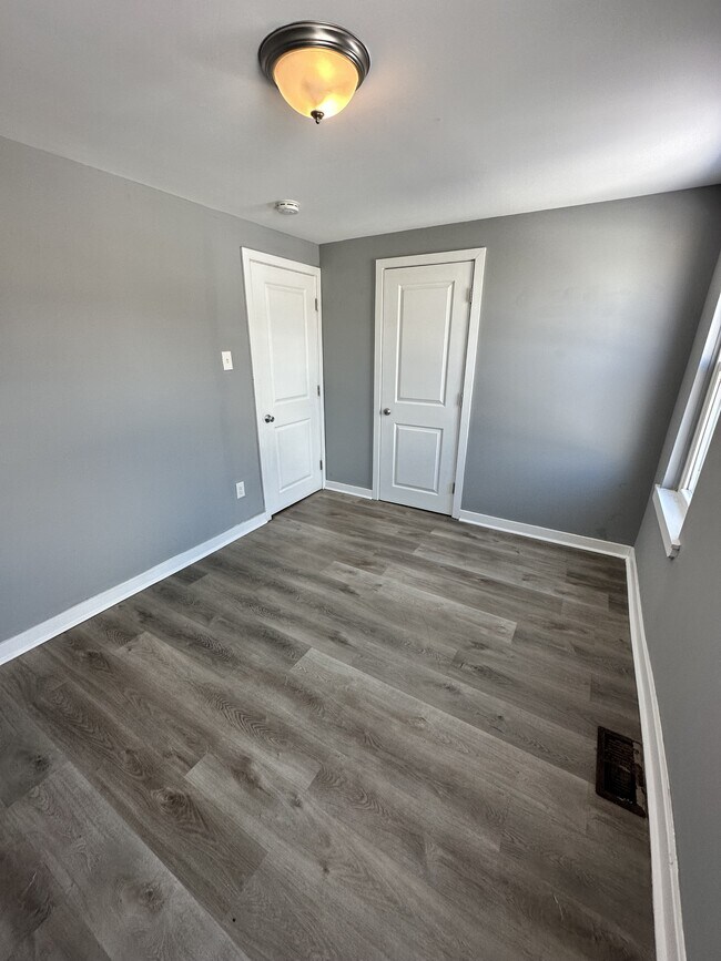 Building Photo - 218 W 5th St