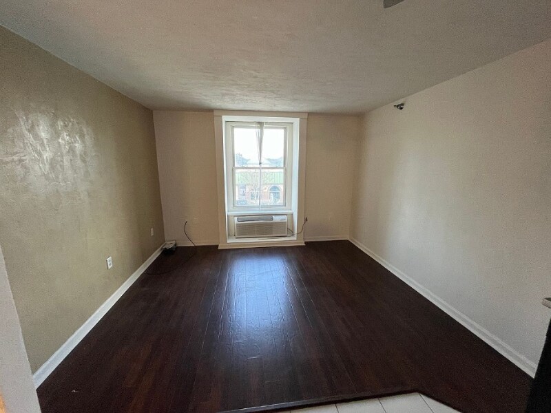 Building Photo - 224 E Garden St