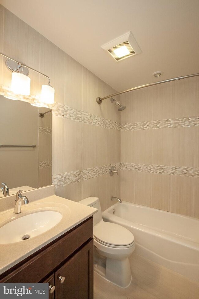 Building Photo - 2533 Hillsman St