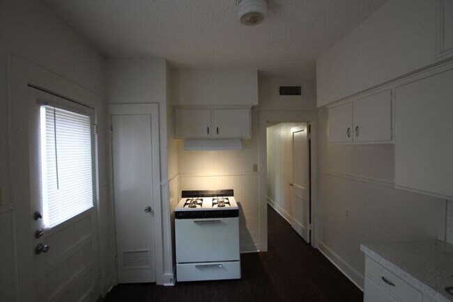 Building Photo - Schedule A Tour Today! 1 Bedroom 1 Bath Apartment in the Heart of Tyler!