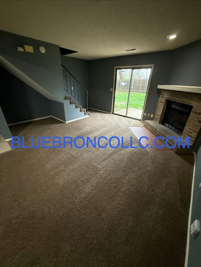 Building Photo - Spacious 3 bedroom townhome with attached 1 car garage