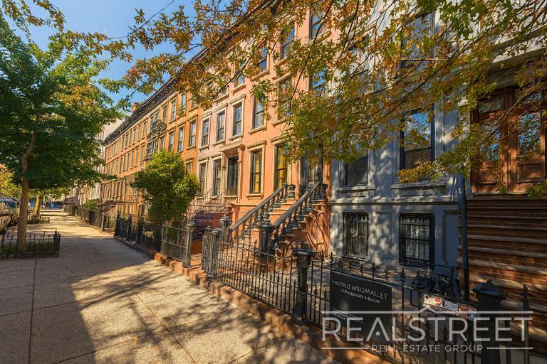 Building Photo - Charming Brownstone 2-Bed w/ Private Outdoor Space