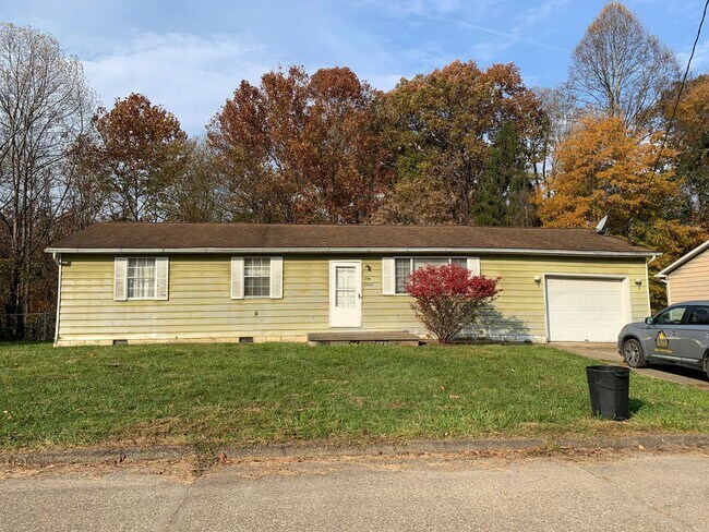 Primary Photo - 3 Bedroom 1 Bath House in Davisville