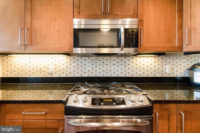 Building Photo - 8220 Crestwood Heights Dr