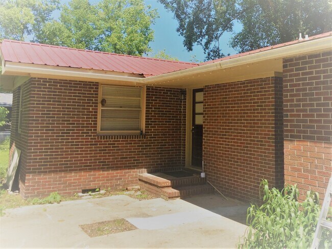 Building Photo - Cottage style brick ranch home, carport, f...