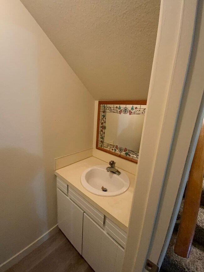 Building Photo - Cozy 2 Bed/1.5 Bath Condo Hazel Dell Area!