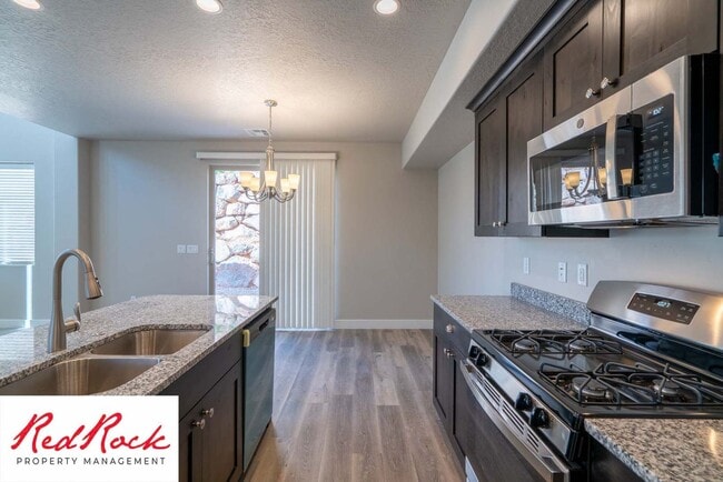 Building Photo - 3 Bedroom Hurricane Townhome With Scenic Views