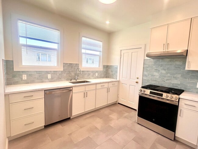 Building Photo - Fully Renovated Bright Corner Apartment wi...