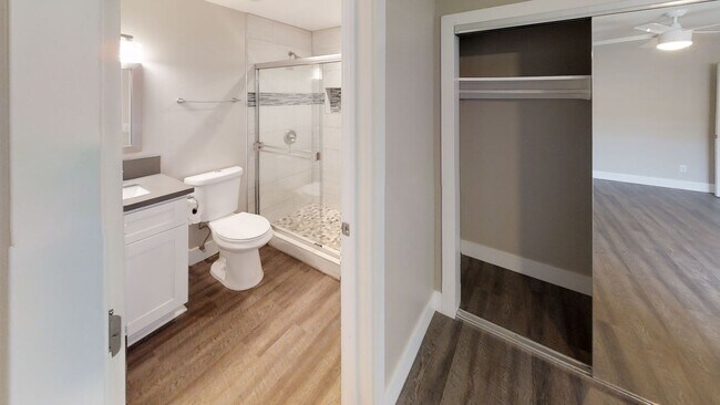 Building Photo - Large House, Great for Big Group! Close to...