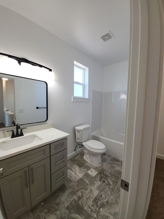 Building Photo - 683 Bryden Ave