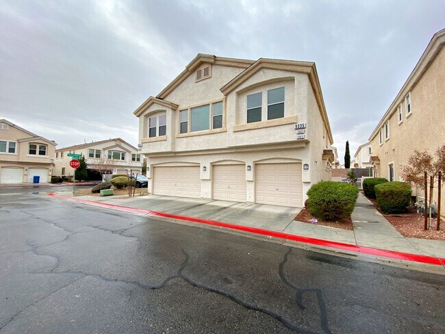 Building Photo - 2 BEDROOM 2 BATH TOWNHOME IN GATED COMMUNITY