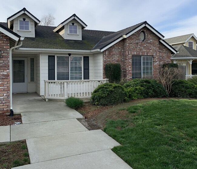 Building Photo - 3 Bedroom 2 Bath