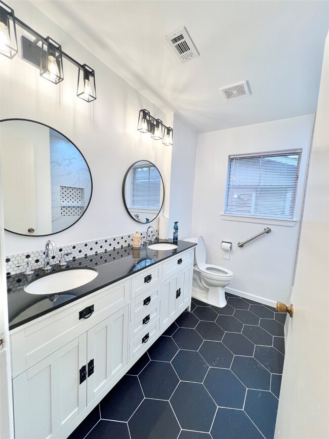 Building Photo - 5546 Beechnut St