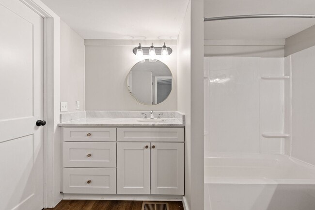 Building Photo - 3 bed 2 bath