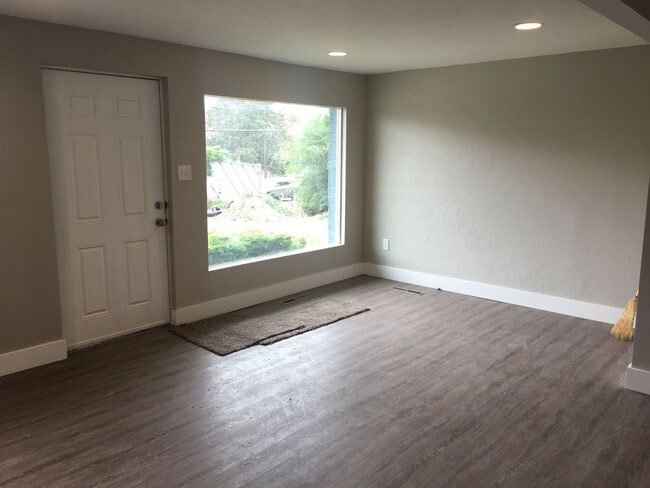 Building Photo - Three Bedroom Townhome;  Farmington, 1,100...