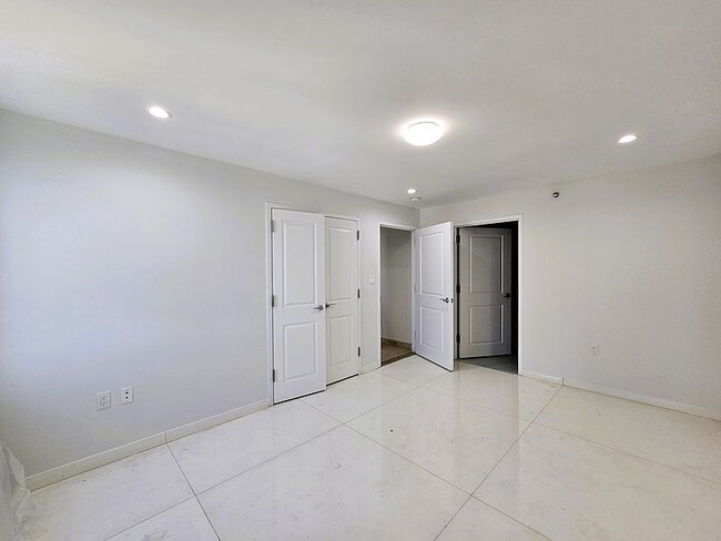 Building Photo - "Spacious 2-Bed Oasis with 2 Baths in the Heart of Astoria – 990 Sq Ft of Comfort!"