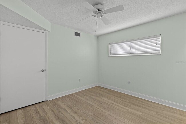 Building Photo - 4775 Cove Cir