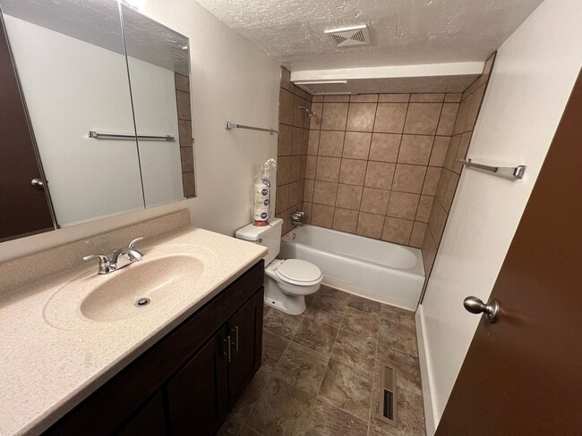 Building Photo - 2 Bed 1 bath Apartment close to downtown