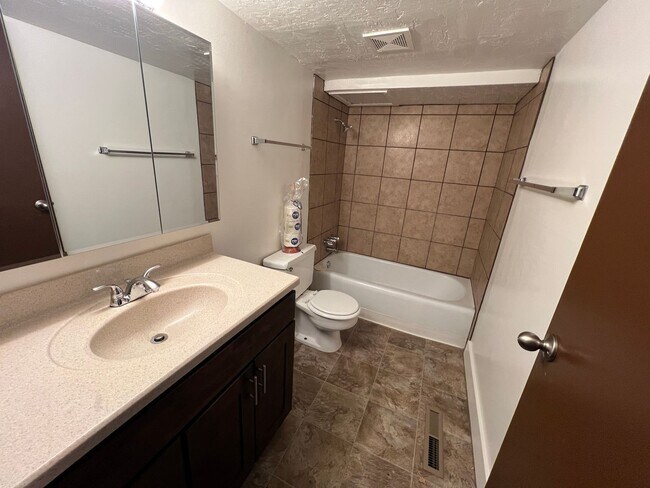 Building Photo - SUZANNE