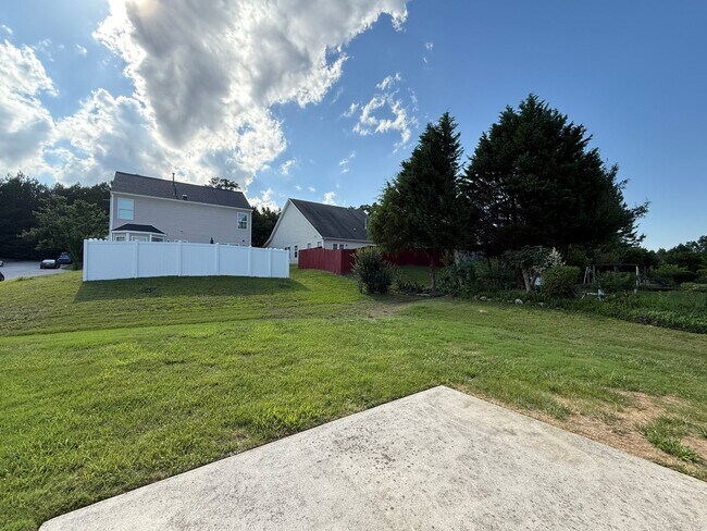 Building Photo - Charming 3BD, 3.5BA Raleigh Home Situated ...