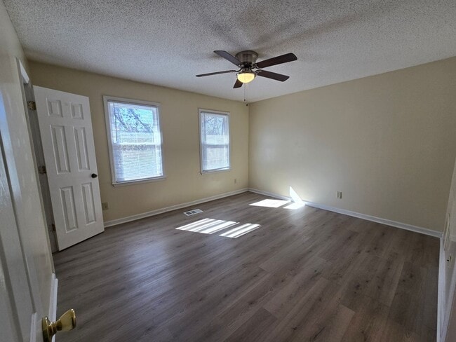 Building Photo - 2 Bedroom 2-1/2 Bathroom Townhouse Style Condo