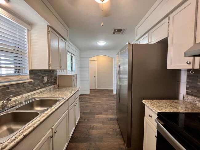 Building Photo - Application Received - **MOVE IN SPECIAL!*...