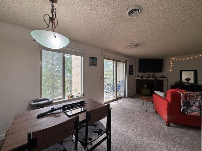 Building Photo - 2 Bedroom Condo Near WWU and Bus Line