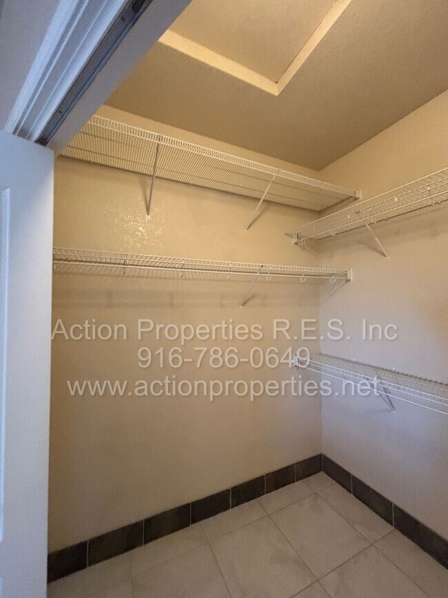 Building Photo - 4726 Abbey Hill