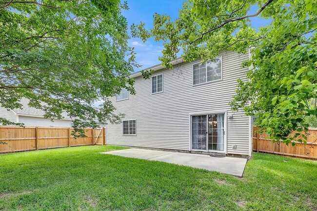 Building Photo - Centrally Located and Beautifully Renovate...