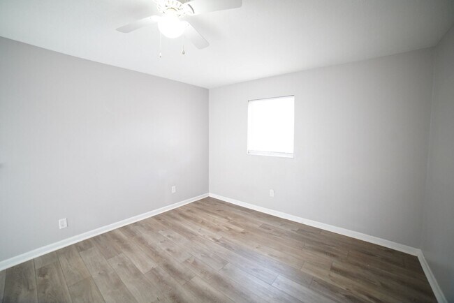 Building Photo - 4 bd/2 bath near Jackson Bluff