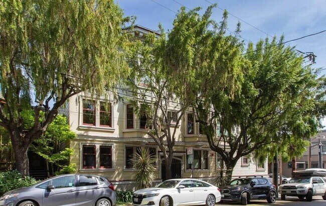 Building Photo - 206 Steiner St