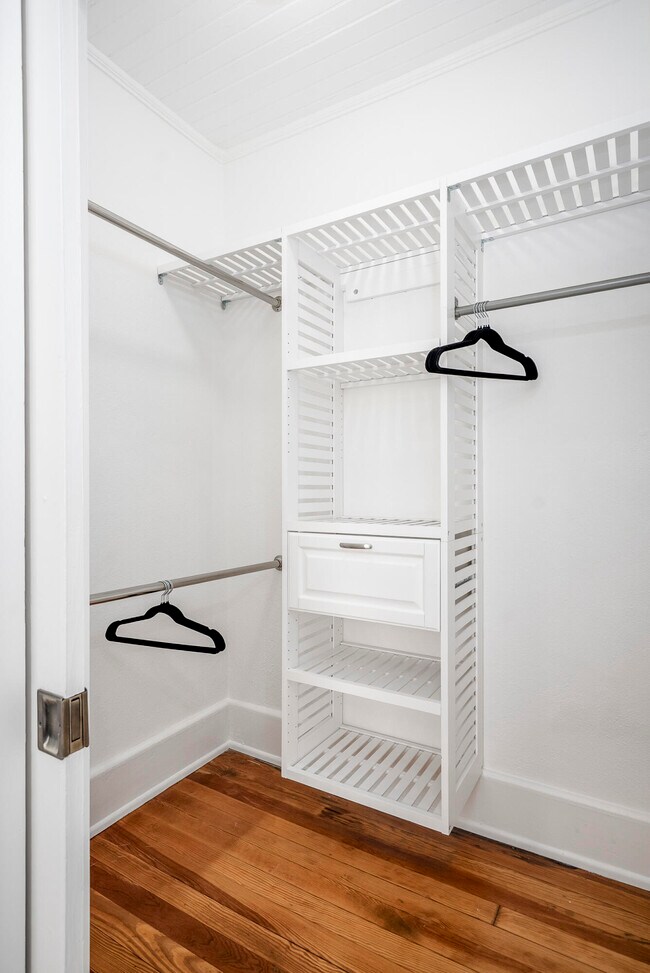 Building Photo - 227 Kershaw St NE