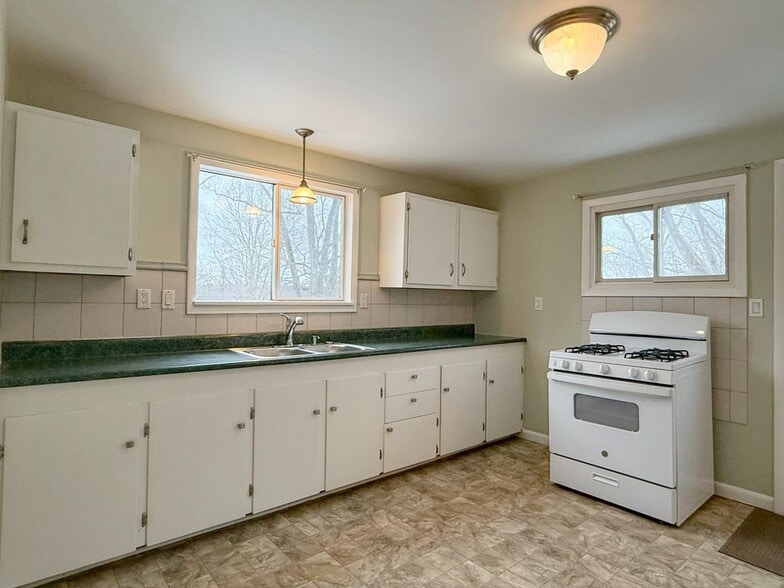 Building Photo - 2653 W Seneca Turnpike