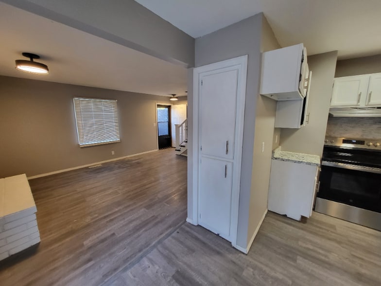 Building Photo - 9111 W Westlawn St