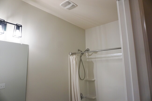 Building Photo - 2221 Silverton Dr