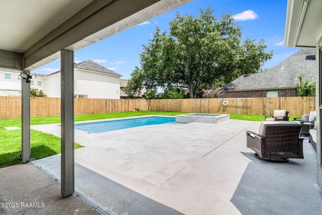 Building Photo - 206 Country Club Dr