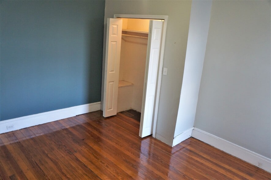 Building Photo - 618 E Girard Ave