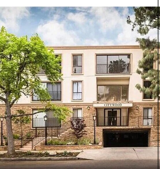 Primary Photo - 15344 Weddington St