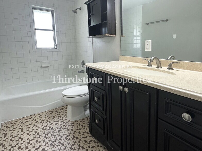 Building Photo - 455 W Clermont Dr