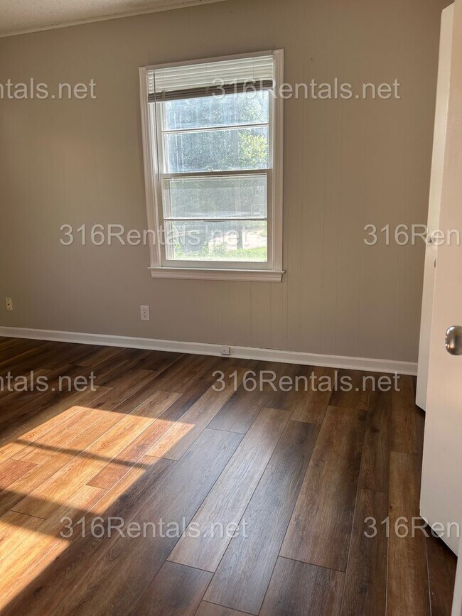Building Photo - $1345 - 4 bed 1 bath - Single Family Home