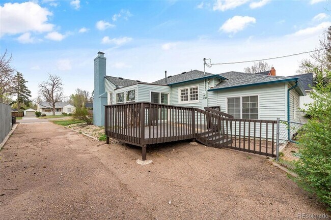 Building Photo - 1321 E Monument St