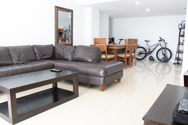 Primary Photo - 1621 Collins Ave