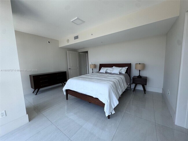 Building Photo - 400 Sunny Isles Blvd