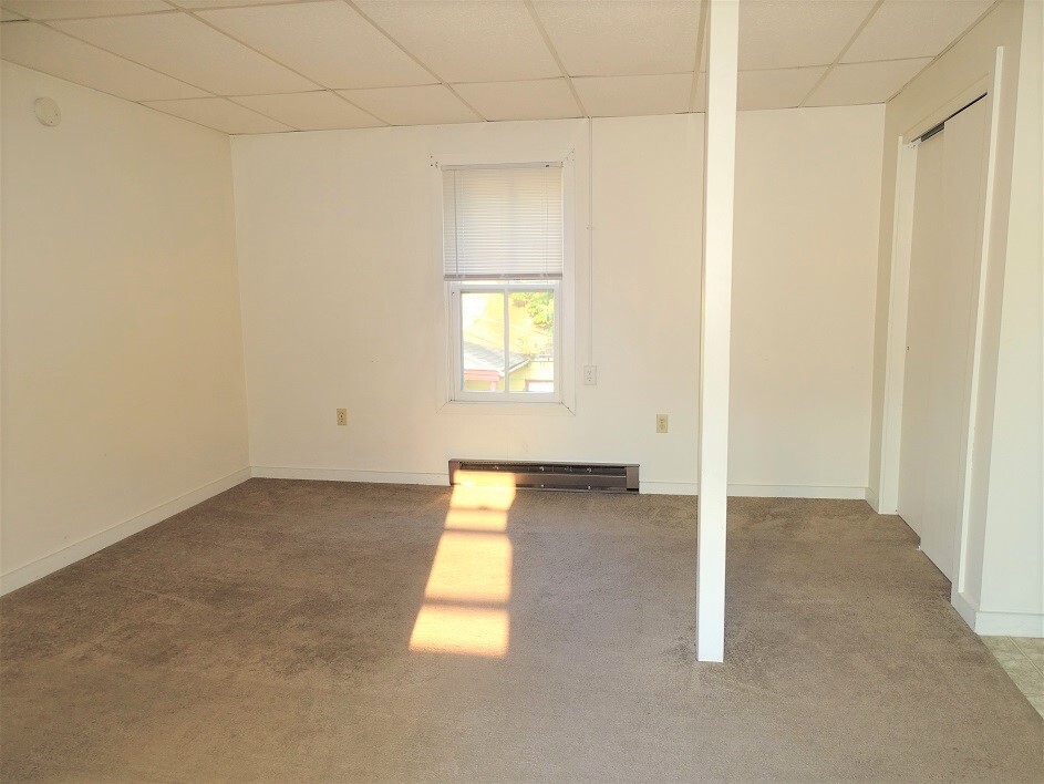 Building Photo - 215 W Main St