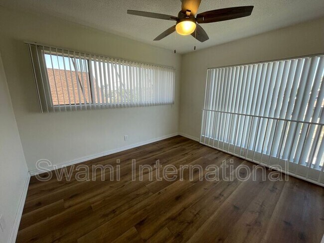 Building Photo - 860 W 50th Pl