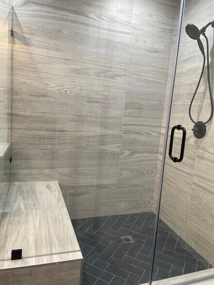 Spacious shower - 505 Bastrop St