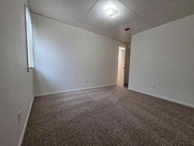 Building Photo - 2 Bed Apartment in the Heart of Golden!