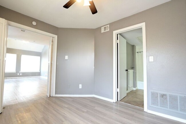 Building Photo - CHARMING 2 BEDS 2 BATHS HOME IN DALLAS FOR...