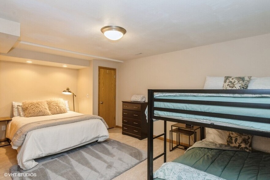 Bunk Room - 2762 Irving Ave